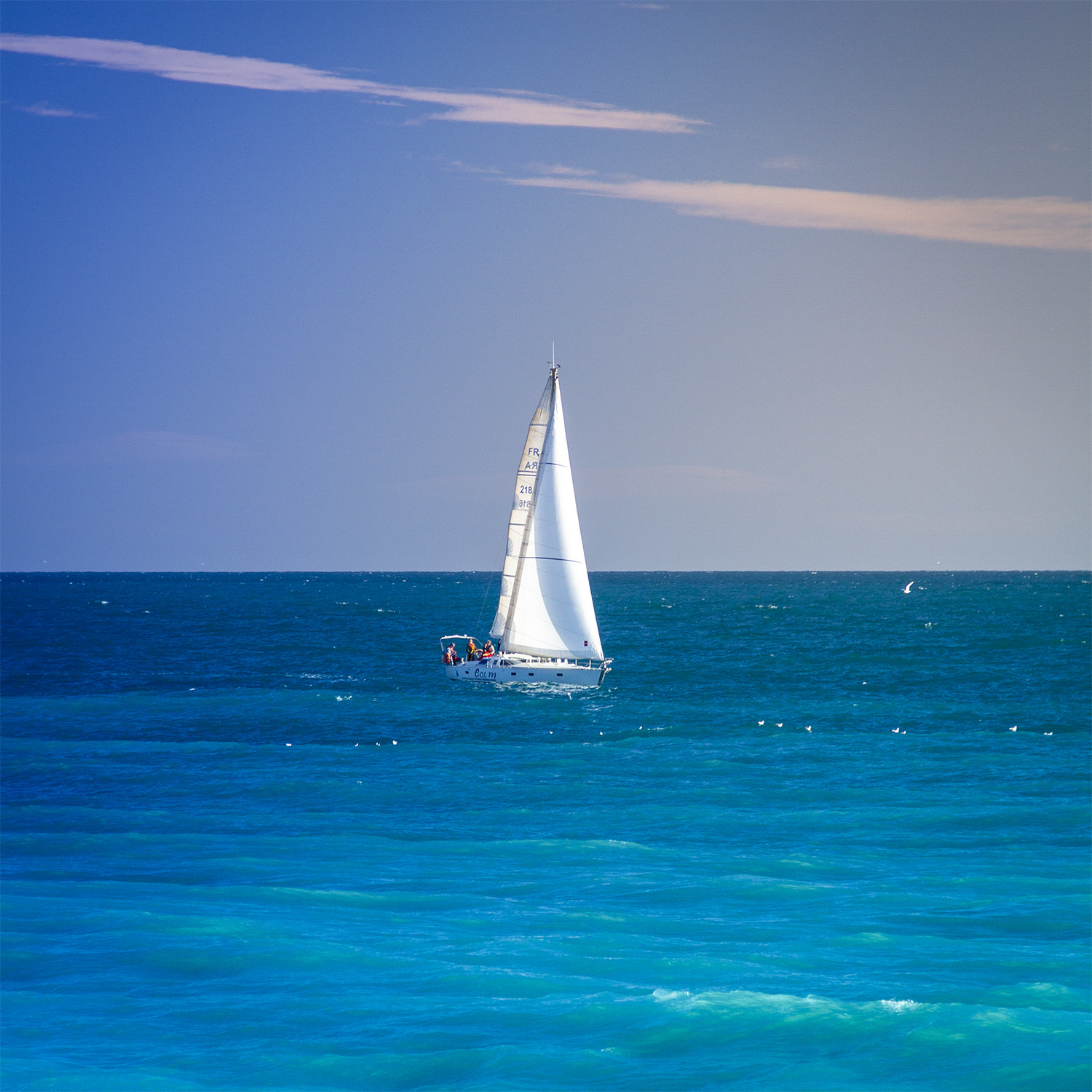 Un voilier sur l'eau turquoise de la baie des anges